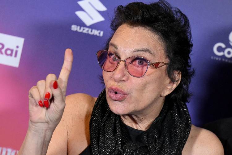 Aqui está o que Angela Brambati está bebendo