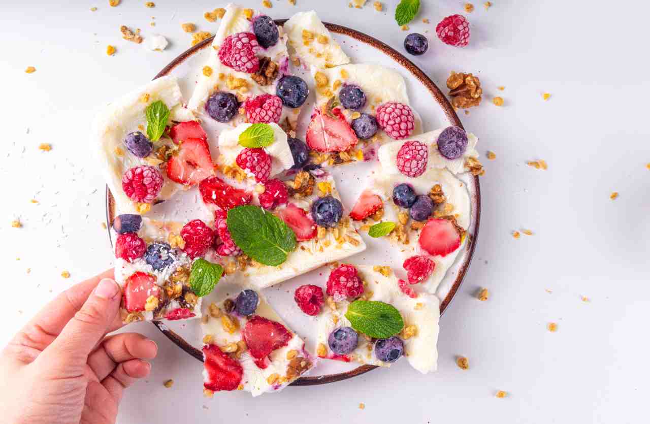 Casca de iogurte congelado, perfeita como lanche de verão: muito leve e deliciosa