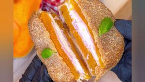 Un cordon bleu di zucca tagliato a metà