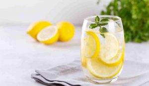 Bere acqua e limone è davvero salutare? - iFood.it (Fonte foto Canva)