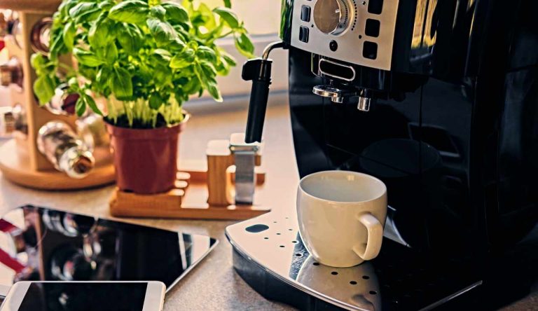Macchinetta del caffè togliere la muffa - iFood.it (Fonte foto Canva)