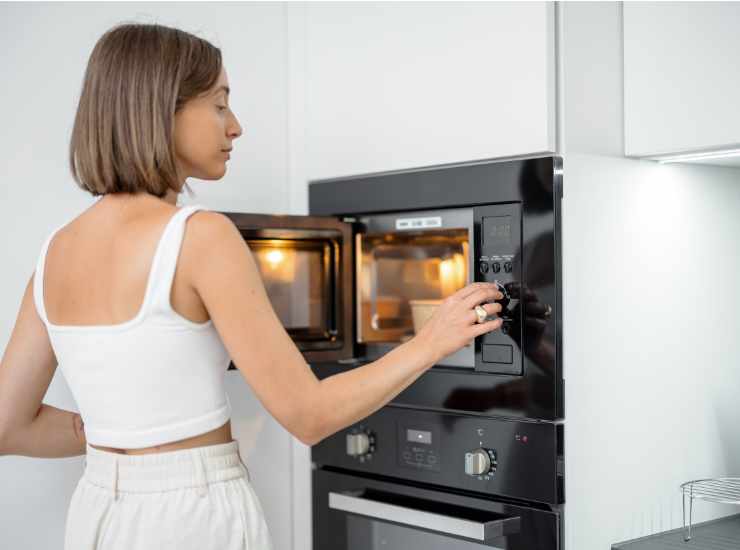 Microonde non usare questi contenitori - iFood.it (Fonte foto Canva)