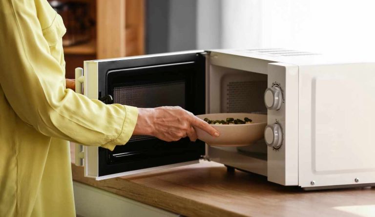 Microonde non usare questi contenitori - iFood.it (Fonte foto Canva)