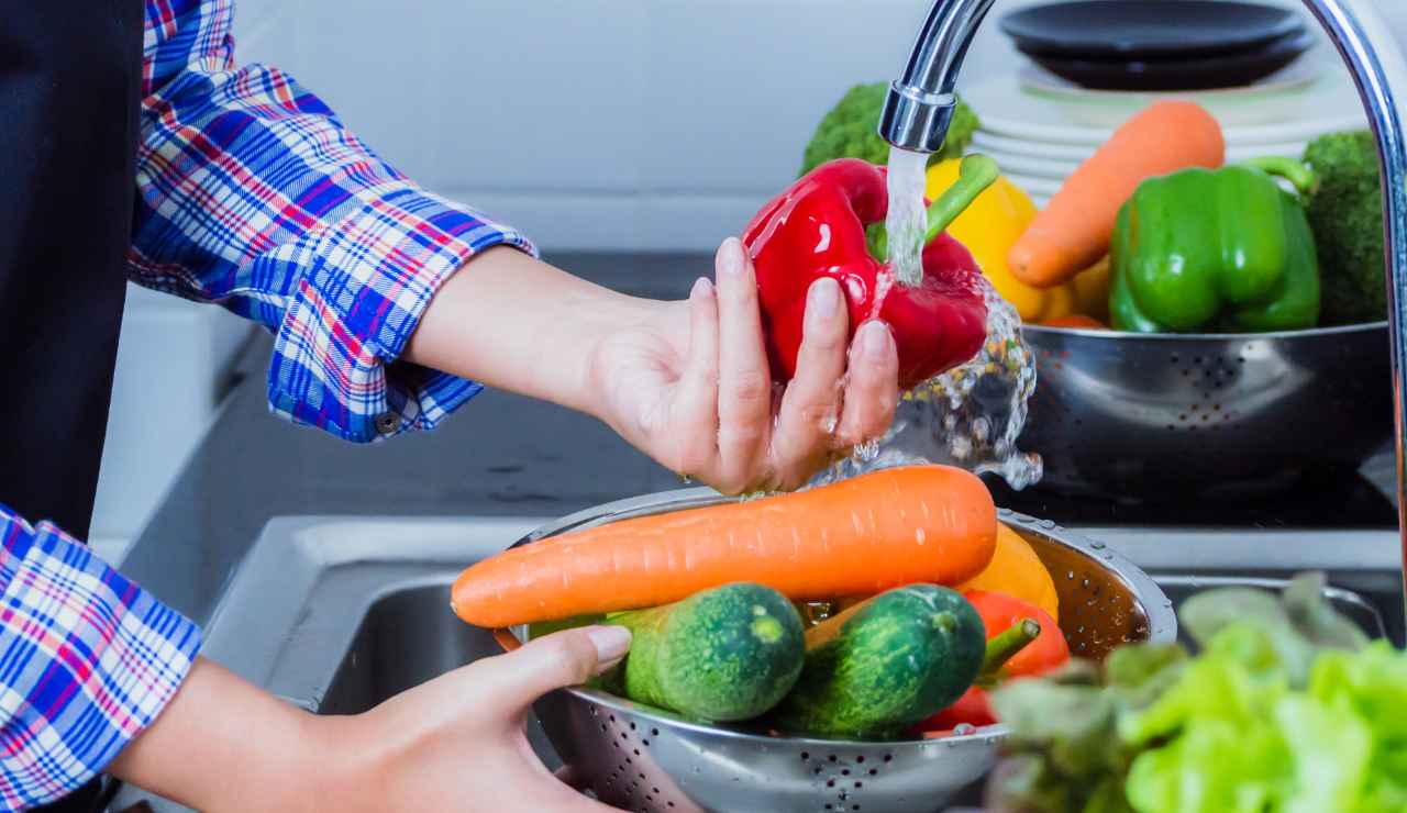 Come lavare frutta e verdura senza sbagliare - iFood.it (Fonte foto Canva)