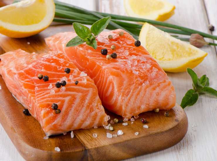 Insalata con salmone da ufficio - iFood (Fonte foto Canva)
