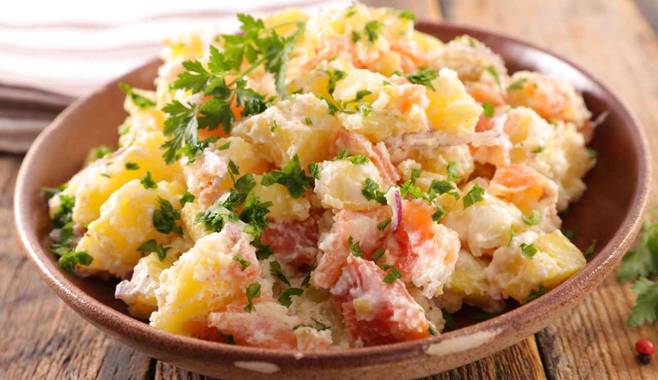 Insalata con salmone da ufficio - iFood (Fonte foto Canva)
