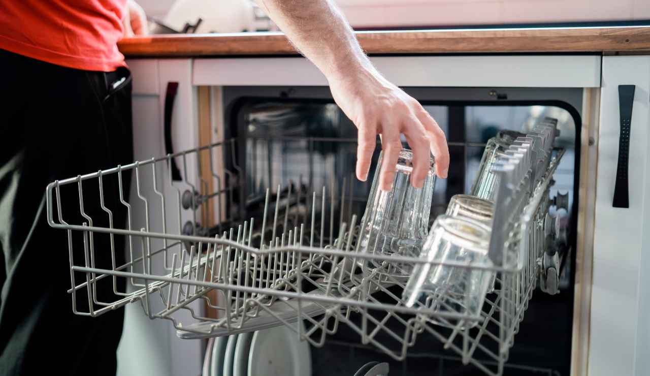 Lavastoviglie non vanno messi questi utensili - iFood.it (Fonte foto Canva)