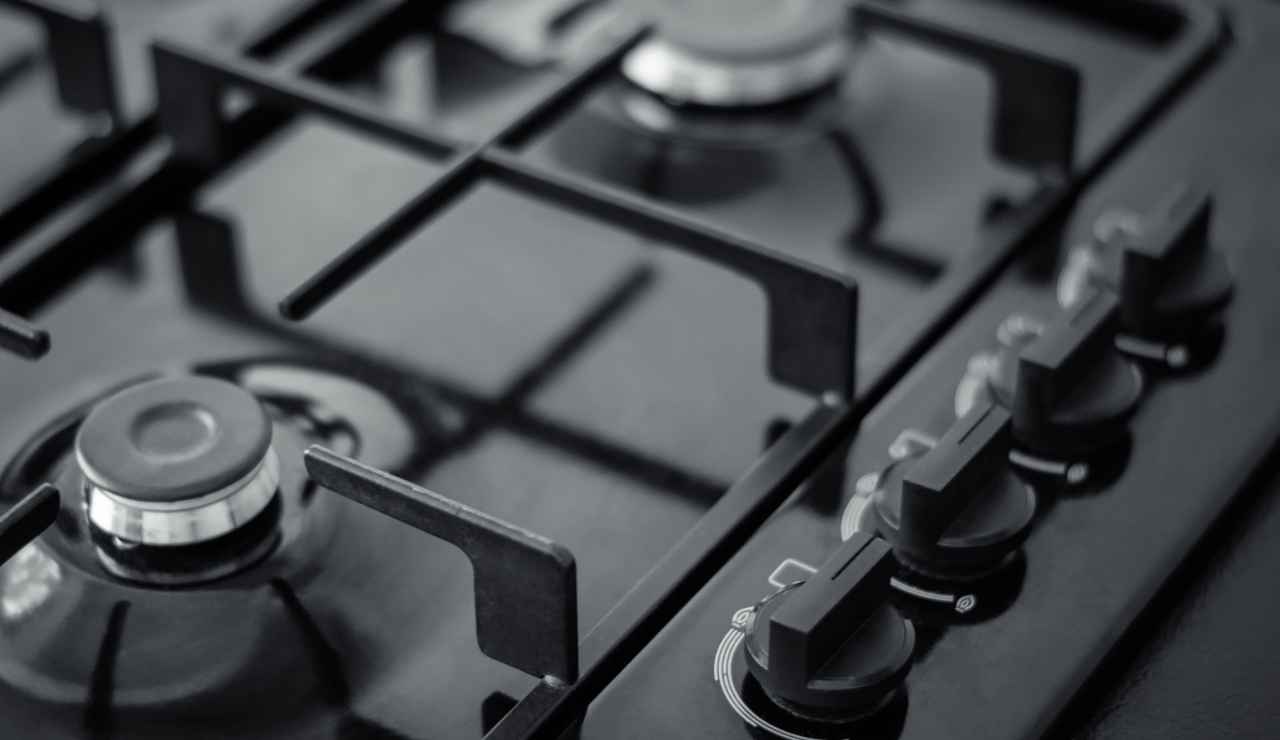 Acciaio brillante piano cottura - iFood.it (Fonte foto Canva)