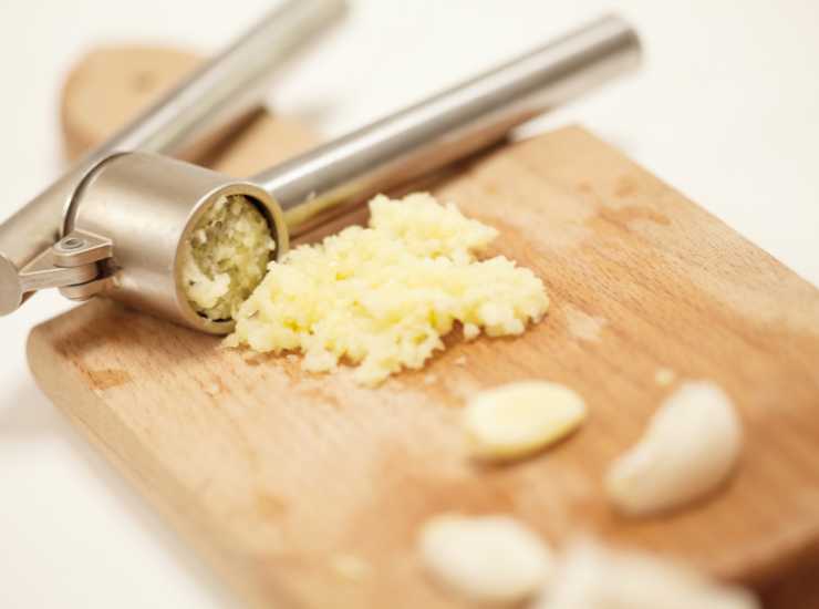 Aglio si schiaccia o si taglia - iFood.it (Fonte foto Canva)