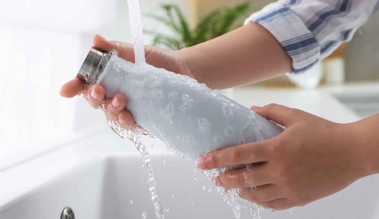 Trucco in Cucina: chi ha inventato quello della Bottiglia è un genio | Ecco a cosa serve