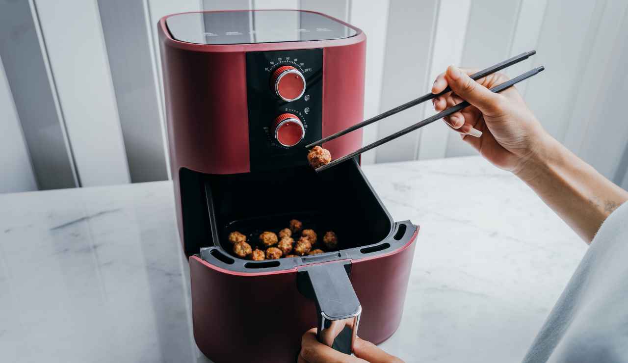 Friggitrice ad aria come pulire il cestello - iFood.it (Fonte foto Canva)