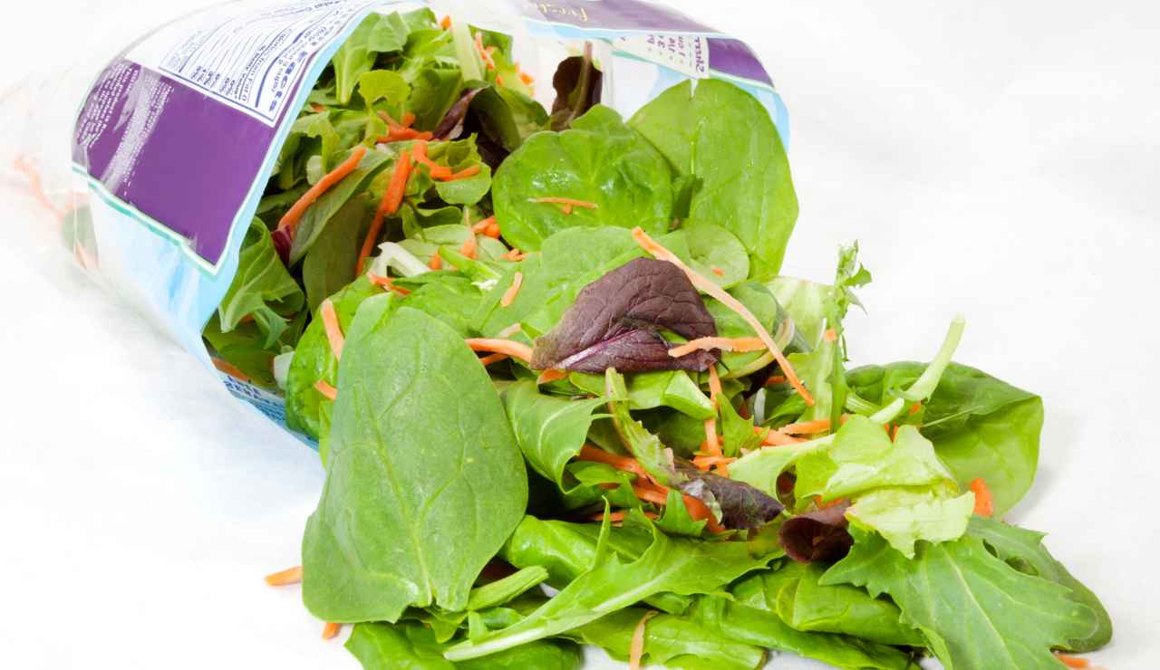 Insalata in Busta: ecco il motivo perché in molti non la acquistano più