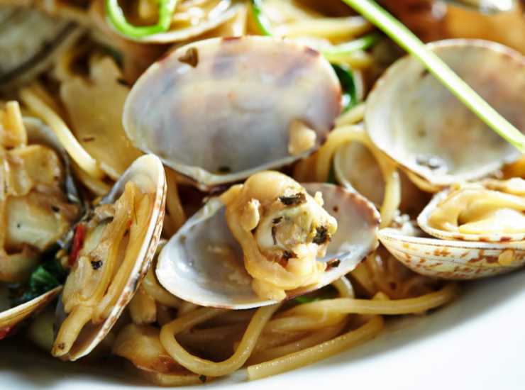 Spaghetti alle vongole in pochi passaggi - iFood.it (Fonte foto Canva)