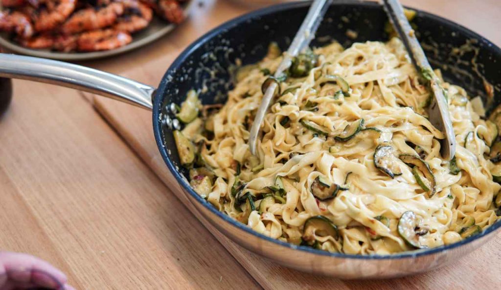Carbonara Estiva: non rinuncio nemmeno quando fa caldo | Questa è la versione perfetta per rimanere leggeri