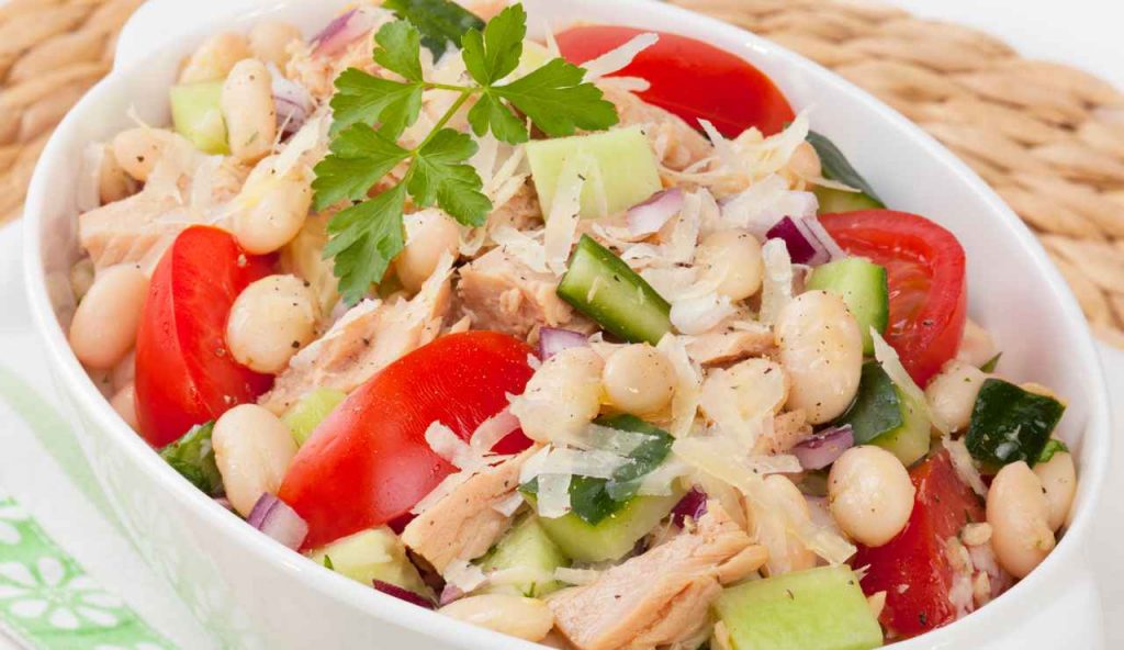 Stufa di Tonno Fagioli e Cipolla: questa insalata di Ceci fa al caso tuo | Pochi ingredienti per un piatto unico gustosissimo