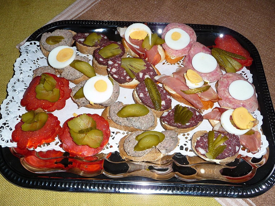 Aperitivo sfizioso con peperoni e acciughe