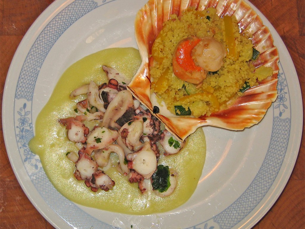 Capesante con peperoni e crema di coralli