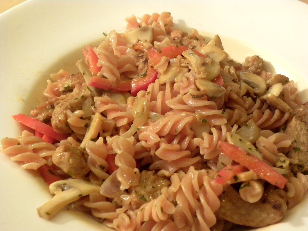 Pasta fredda con tonno, pomodorini e mais